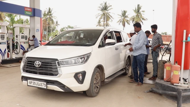 ఆంధ్రప్రదేశ్ సరిహద్దుల్లో అనేక మంది కర్ణాటక వెళ్లి పెట్రోలు కొంటున్నారు