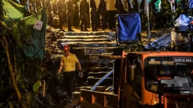 উদ্ধার অভিযান চলছিল যখন গুহার ভেতরে গর্ত খুঁড়ছিল থাই শিশুরা