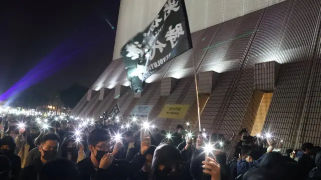 一些市民不看圣诞灯饰过节，而是举起手机亮灯游行争取诉求。