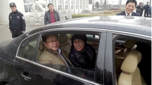 2013年4月,刘霞与律师莫少平抵达其弟弟刘晖庭审现场外。周围全是警察。
