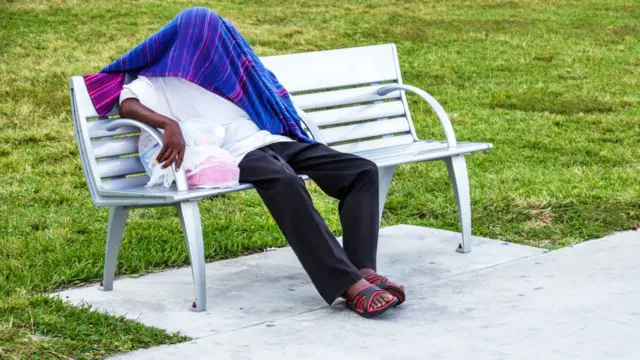 마이애미 비치 근처에서 잠을 자고 있는 행인