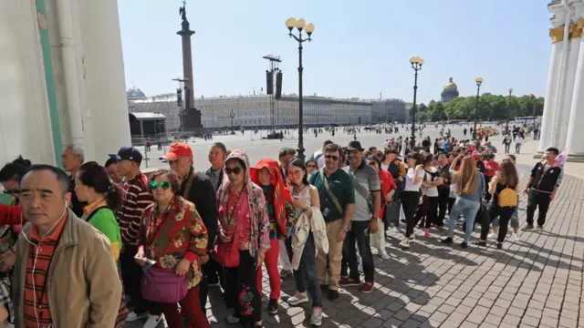 туристы в эрмитаже