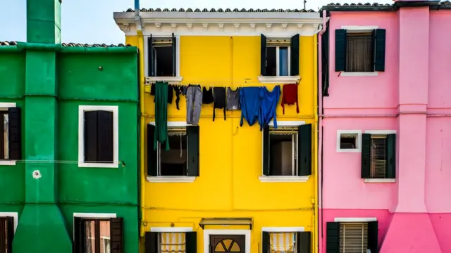 В старой, исторической Венеции - менее 60 000 жителей, но каждый год сюда приезжает до 30 миллионов туристов. По крайней мере, так было до пандемии