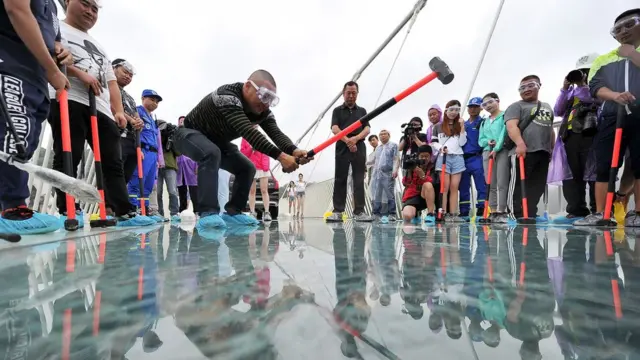 Maafisa walituma watu na nyundo makusudi