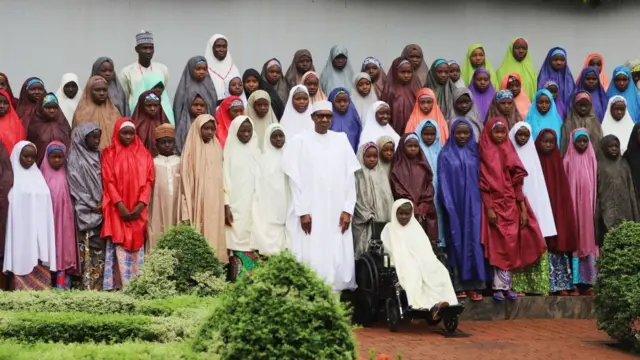 A jarshen makon da ya gabata ne Shugaba Buhari ya gana da 'yan matan Dapchi bayan dawo da su da mayakan BH suka yi