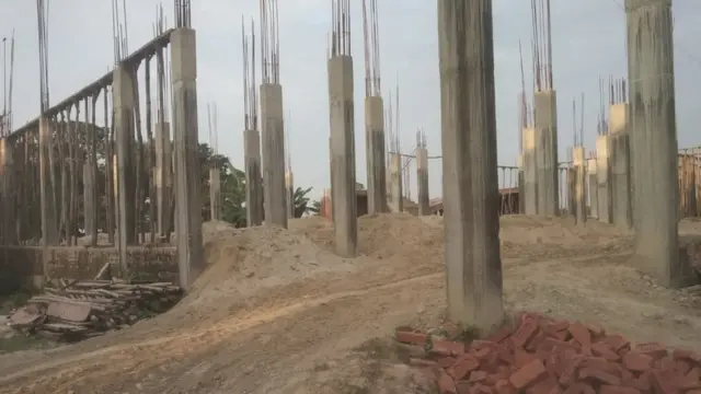 किशनगंज के एक बेहद पिछड़े टेढ़ागाछ इलाक़े में निर्माणाधीन सामुदायिक चिकित्सा केंद्र