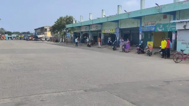 போக்குவரத்து ஊழியர்களின் வேலை நிறுத்தத்தால் ராமேஸ்வரம் பகுதியில் போக்குவரத்து இன்றி வெறிச்சோடி கிடக்கும் காட்சி