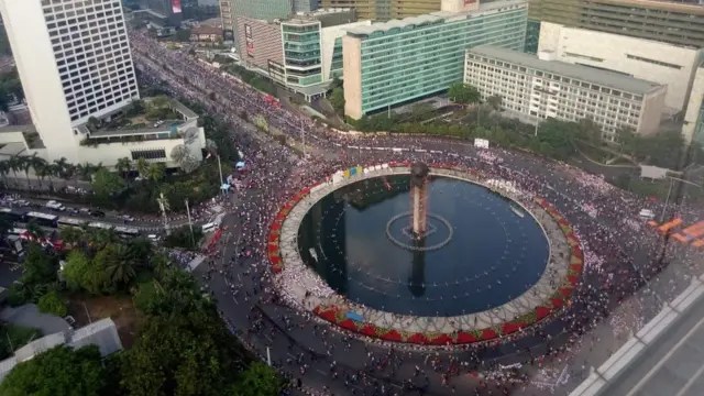 Peserta tari poco-poco tumpah hingga ke Bunderan Hotel Indonesia di bilangan Thamrin, Jakarta Pusat.