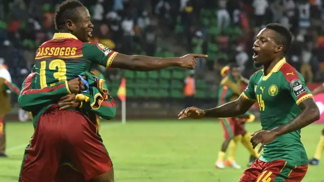 Jugadores de Camerún celebran