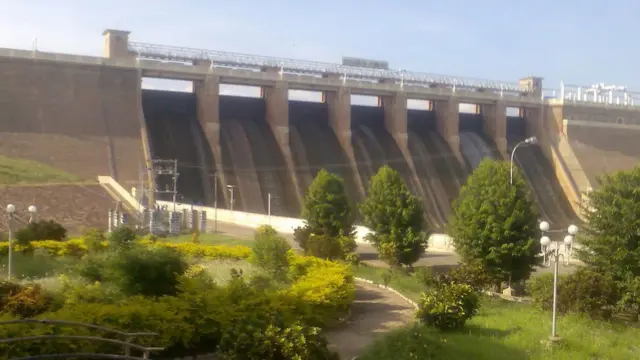 தெர்மகோல் அட்டையால் அணையை மூட முயற்சி