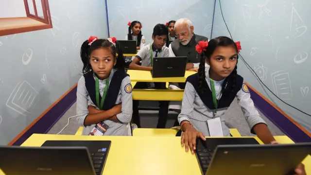 વડા પ્રધાન નરેન્દ્ર મોદી સ્માર્ટ સ્કૂલના મૉડલમાં વિદ્યાર્થીઓ સાથે