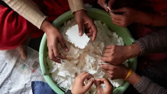 โรงงานว่าจ้างผู้หญิง 7 คนด้วยกัน อายุระหว่าง 18 ถึง 31 ปี พวกเธอทำงานจาก 9 โมงเช้าถึง 5 โมงเย็น