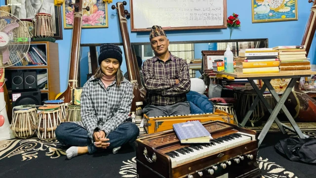 रचना रिमाल आफ्ना गुरुसँग।