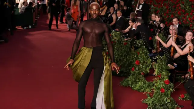 Nkuti Gatva pozira tokom fotografisanju na događaju Vog svet u Londonu