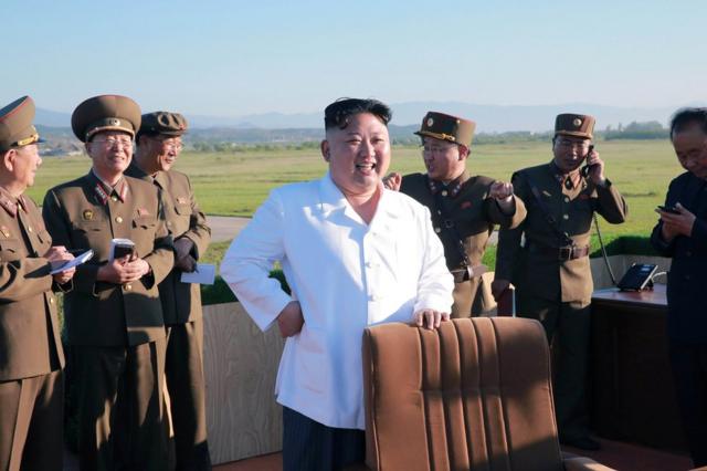 金正恩參觀朝鮮國防科學院防空導彈系統試射活動（朝中社2017年5月28日發放照片）