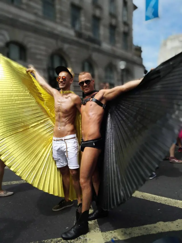 เว็บไซต์ของผู้จัดงานระบุว่า พาเหรดปีนี้ถือว่ายิ่งใหญ่ที่สุด โดยมีกลุ่มต่าง ๆ เข้าร่วมเดินพาเหรดมากกว่า 300 กลุ่ม และมีขบวนรถเข้าร่วมงานมากกว่าทุกครั้ง