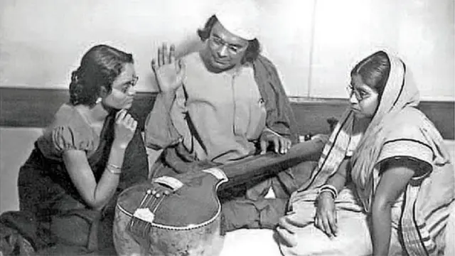 قاضی نذر اسلام شاگردوں کو موسیقی کی تعلیم دے رہے ہیں۔