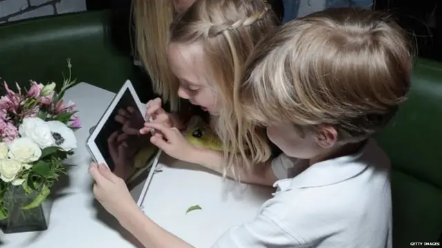 ਸਕਰੀਨ ਦੇਖ ਰਹੇ ਬੱਚੇ