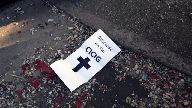 Panfleto celebrando la salida de la Cicig.