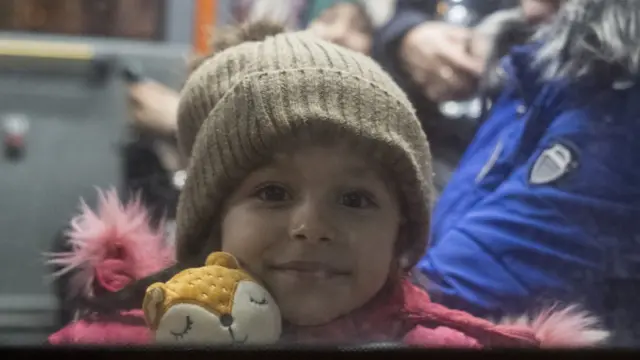 Avtobusdan baxan uşaq