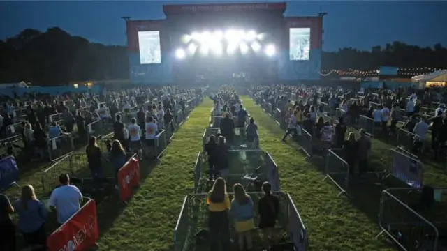 Salgının yeniden hız kazanması nedeniyle bu hafta 'mesafeli' konserlerin bazıları iptal edildi.