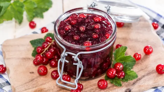 Джем из красной смородины.