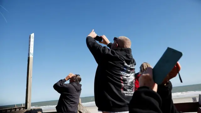 Warga setempat berusaha memotret benda langit yang diduga satelit mata-mata China saat ia terbang di langit Karolina Selatan.