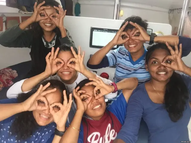 બોટ પર મસ્તી કરતી નૌકાદળની મહિલાઓ