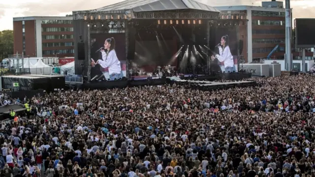 جمهور غنائي كبير تقاطر على الحفل الخيري الذي نظمته أريانا غراندي يوم 4 يونيو/حزيران لصالح أقارب ضحايا هجوم مانشستر.