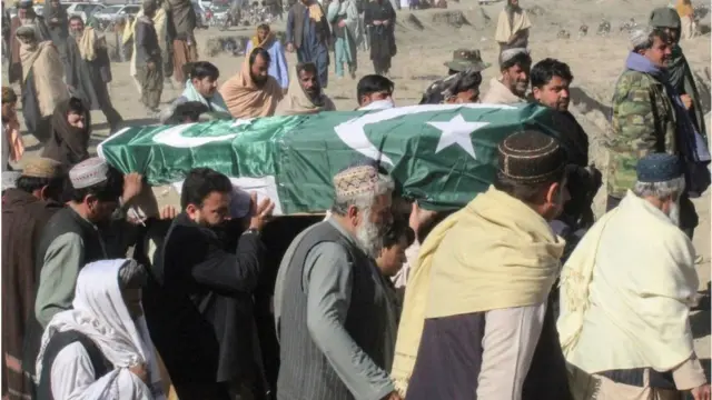टीटीपी के हमलों में पाकिस्तान के कई सुरक्षाकर्मी मारे गए हैं. ये तस्वीर जनवरी 2022 में एक पुलिसकर्मी के अंतिम संस्कार की है