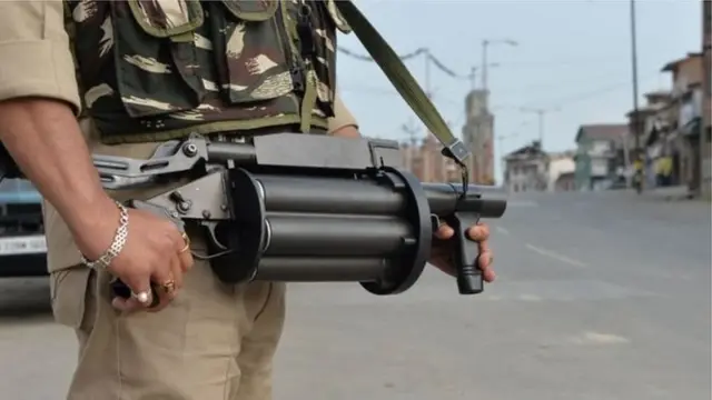 कश्मीर में बंदूकधारी