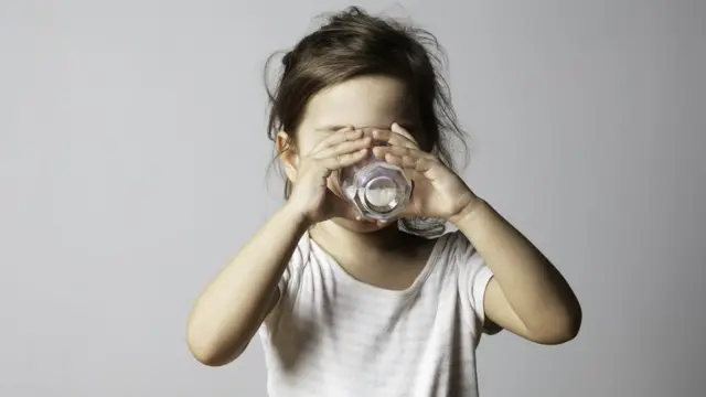 Niña bebiendo leche