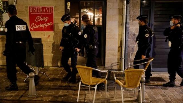 法国警察巡视餐馆