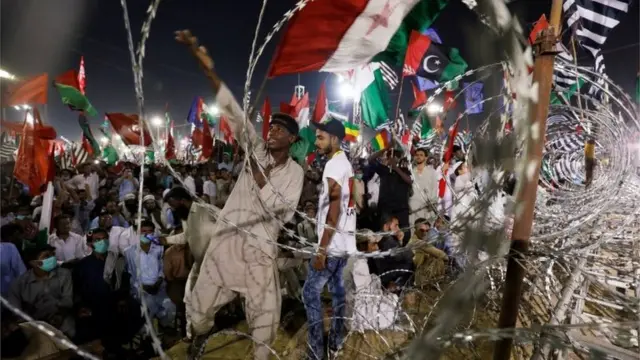 विपक्ष की रैली के बाद कराची में तनाव बढ़ गया