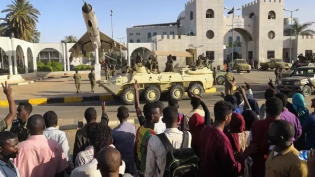 Des éléments de l'armée soudanaise ont pris des mesures pour protéger les manifestants à Khartoum après que les forces de sécurité ont tiré des gaz lacrymogènes pour démanteler un sit-in.