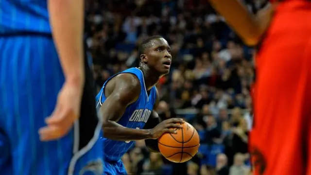 يكتور أولاديبو في إحدى مباريات الرابطة الوطنية لكرة السلة