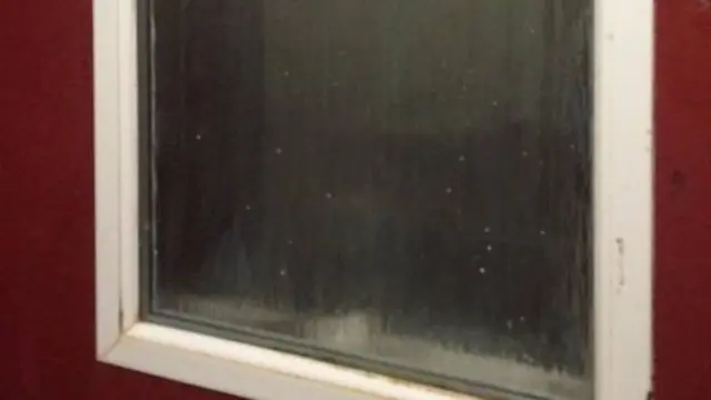 वो खिड़की जहां फंसी थी महिला