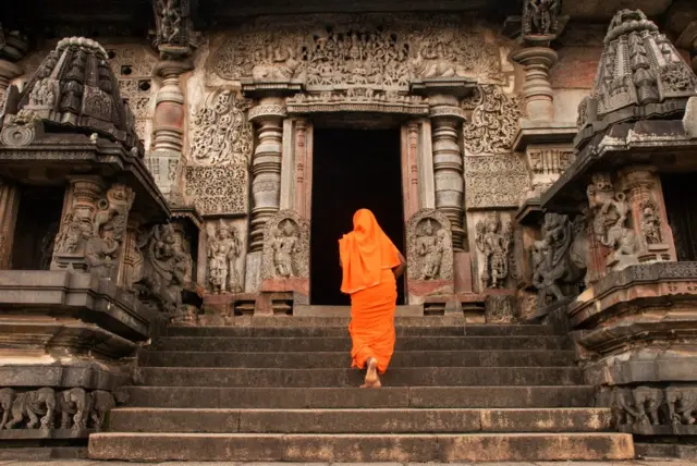 Mujer en un templo