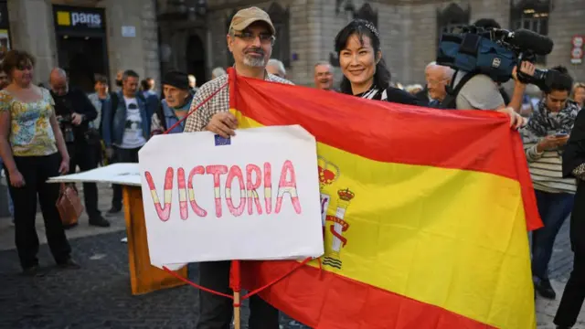Pro unionistas en una protesta contra la independencia de Cataluña.