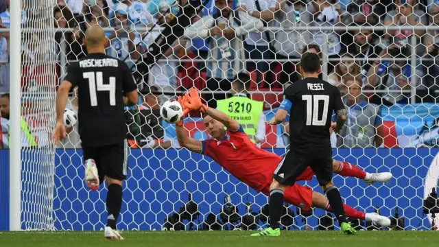 Messi đá trượt pen