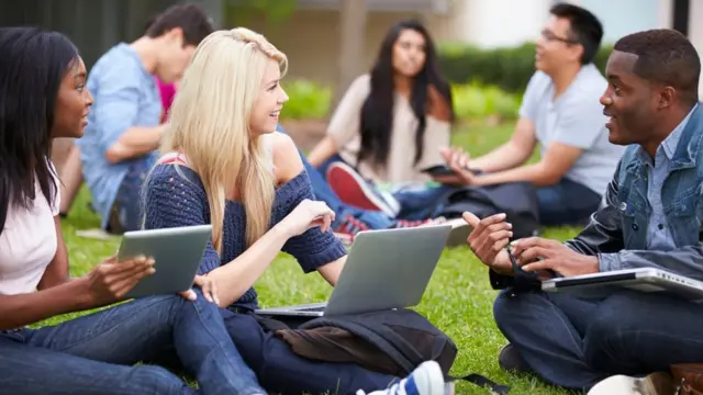 Jóvenes en un campus universitario