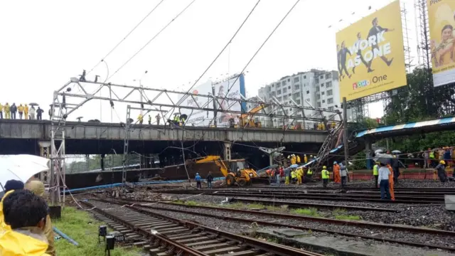 મુંબઈમાં તૂટી પડેલા બ્રિજની તસવીર