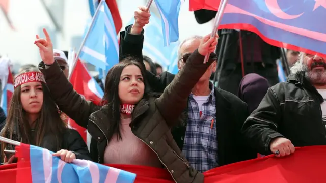 হ্যাঁ-ভোটের পক্ষে কিছু সমর্থক