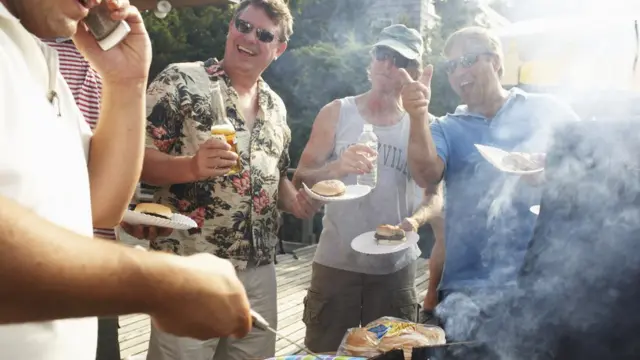 Вечеринка с грилем в саду