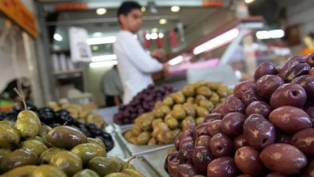 Azeitonas e outros alimentoso que é betsulmercado espanhol