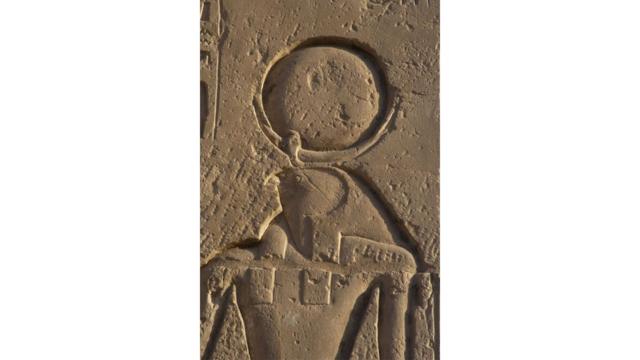 A divindade egípcia Rá retratada com um círculo representando o Sol