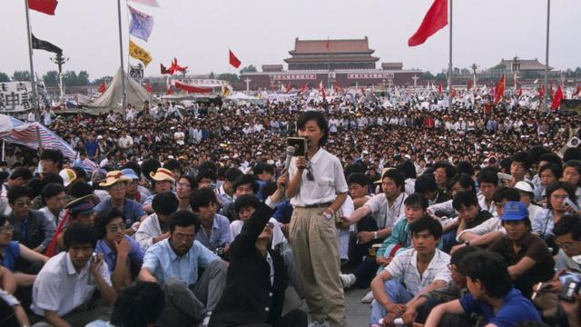 柴玲（站立者）在天安门广场上向其他学生讲话（28/5/1989）