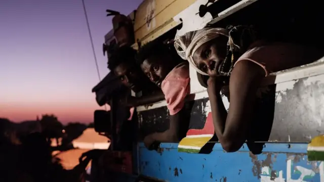 ... Dubban yan gudun hijirar da suka tserewa yankin Tigray bayan da suka isa sansanin yan gudun hijira na Um Raquba