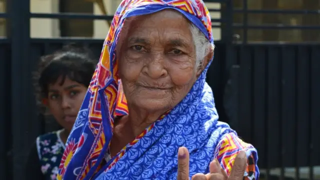 இலங்கை ஜனாதிபதி தேர்தல்: வாக்காளர்கள் சென்ற பேருந்து மீது துப்பாக்கிச்சூடு