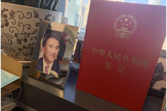 田北辰办公桌旁的当眼处，摆放了一本《中国宪法》。
